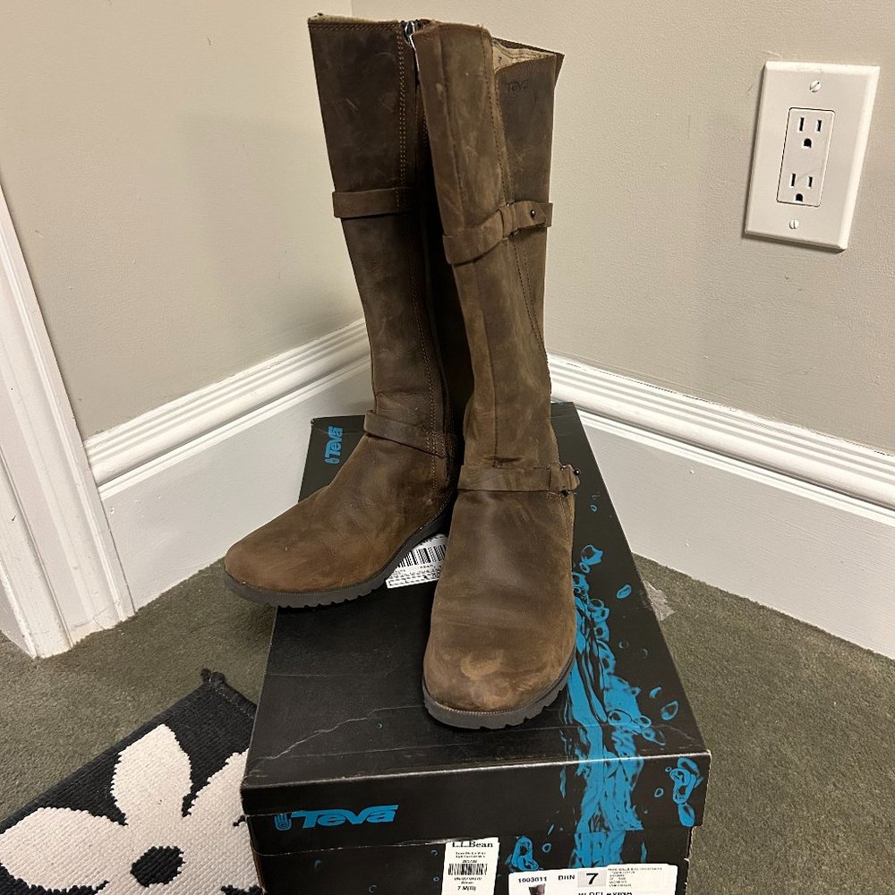 LL Bean Teva De La Vina Boots Sz 7 Brown
